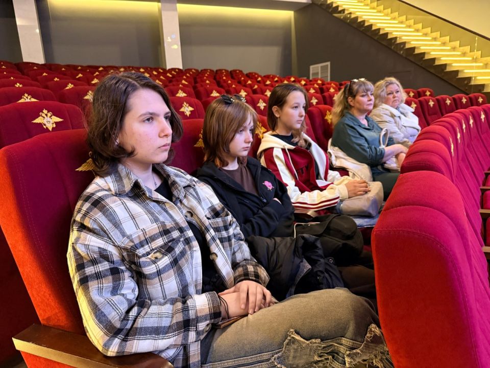 В Севастополе сотрудники полиции организовали экскурсию для детей участников СВО