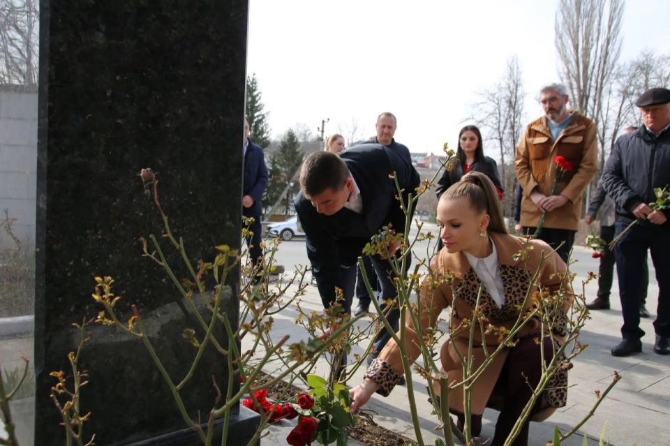 Первый заместитель главы администрации Энвер Аблаев принял участие в мероприятии, посвященном 175-летию со дня рождения выдающегося крымскотатарского просветителя, мыслителя и общественного деятеля Исмаила... Первый заместитель главы администрации Энвер Аблаев принял участие в мероприятии, посвященном 175-летию со дня рождения выдающегося крымскотатарского просветителя, мыслителя и общественного деятеля Исмаила...