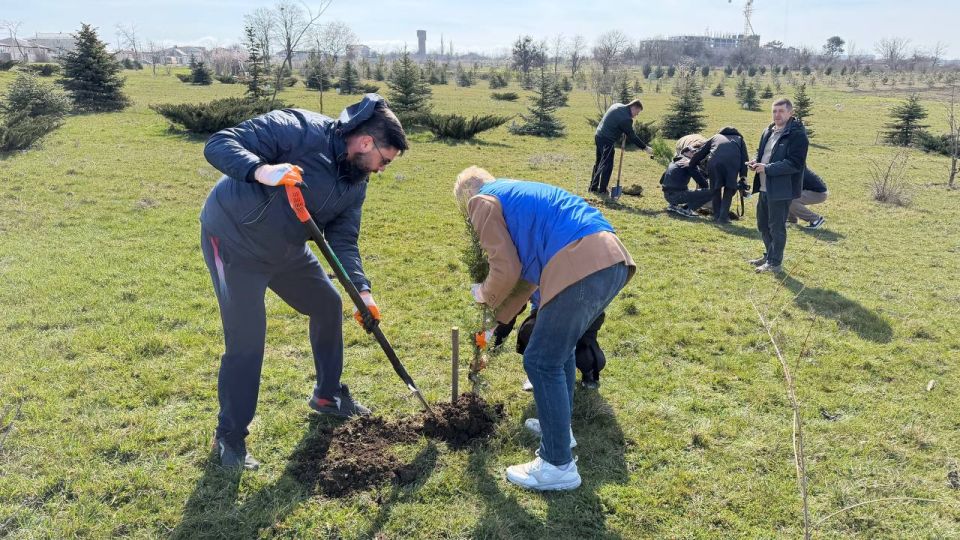Шериф Османов: Вчера на территории Мемориального комплекса «Концлагерь «Красный» состоялась высадка лесных насаждений в рамках Международной акции «Сад памяти», проходящей на территории всех субъектов Российской Федерации и... Шериф Османов: Вчера на территории Мемориального комплекса «Концлагерь «Красный» состоялась высадка лесных насаждений в рамках Международной акции «Сад памяти», проходящей на территории всех субъектов Российской Федерации и...