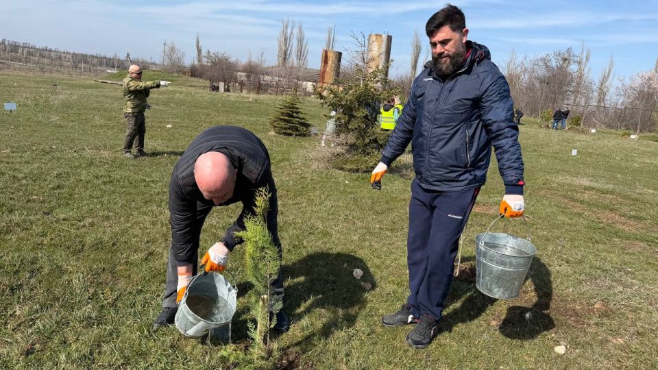 Шериф Османов: Вчера на территории Мемориального комплекса «Концлагерь «Красный» состоялась высадка лесных насаждений в рамках Международной акции «Сад памяти», проходящей на территории всех субъектов Российской Федерации и... Шериф Османов: Вчера на территории Мемориального комплекса «Концлагерь «Красный» состоялась высадка лесных насаждений в рамках Международной акции «Сад памяти», проходящей на территории всех субъектов Российской Федерации и...
