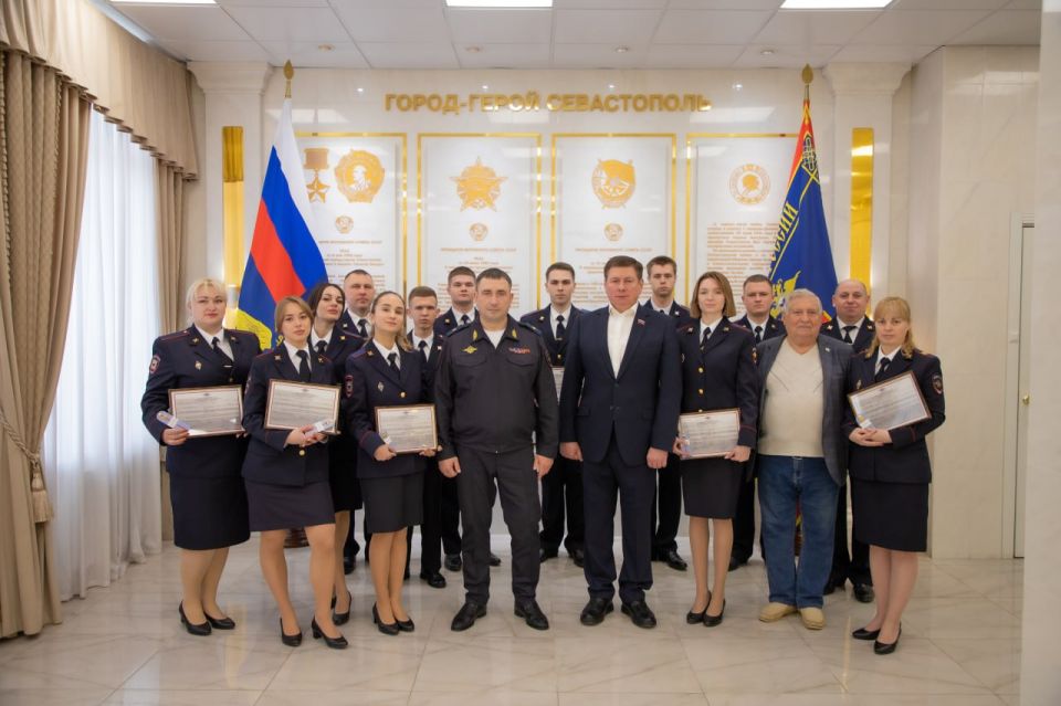 Начальник УМВД России по г.Севастополю генерал-майор полиции Сергей Сигунов вручил новые погоны сотрудникам ОВД, получившим первые офицерские звания
