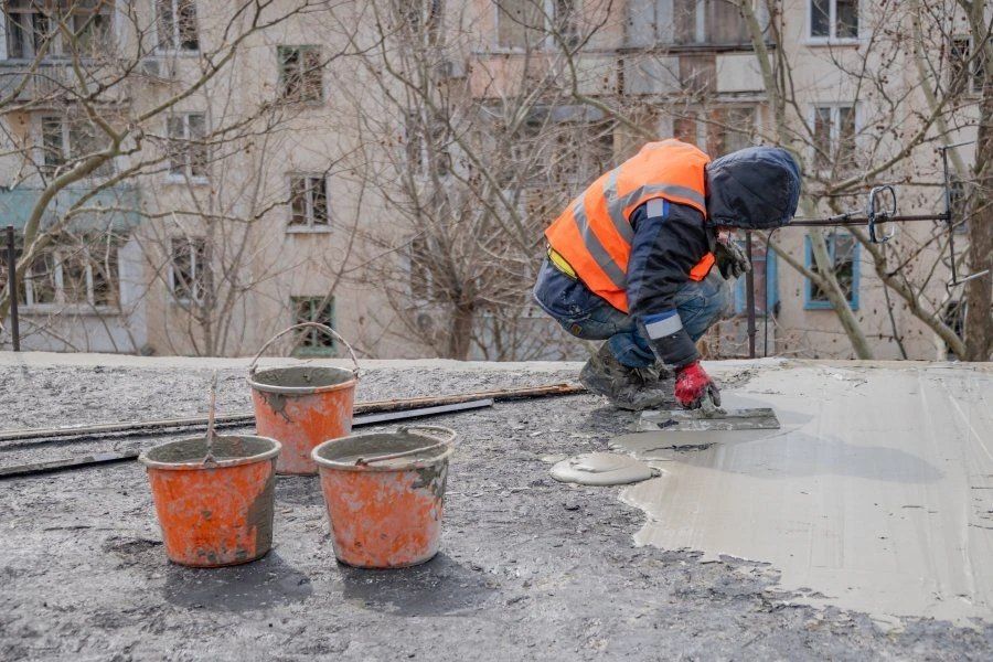 Работы на крыше дома № 9 по улице Хрусталика выполнены на 20% Работы на крыше дома № 9 по улице Хрусталика выполнены на 20%