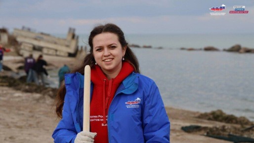 Молодежь провела акцию «Чистый берег» на детском пляже в Геническе