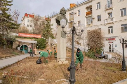 «Парки и скверы» готовят городские розарии к сезону цветения