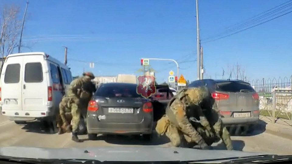 В селе под Джанкоем 49-летний мужчина напал на полицейских