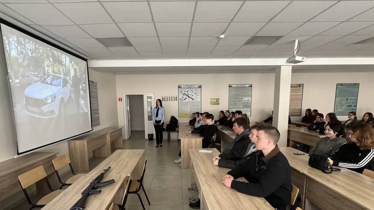 Крымские полицейские и общественники встретились со студентами, чтобы рассказать о службе и предостеречь от мошенников