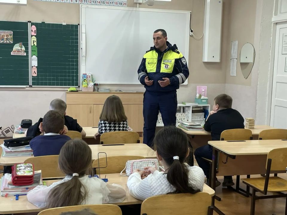 Госавтоинспекторы Севастополя провели уроки безопасности в школах города перед началом весенних каникул Госавтоинспекторы Севастополя провели уроки безопасности в школах города перед началом весенних каникул