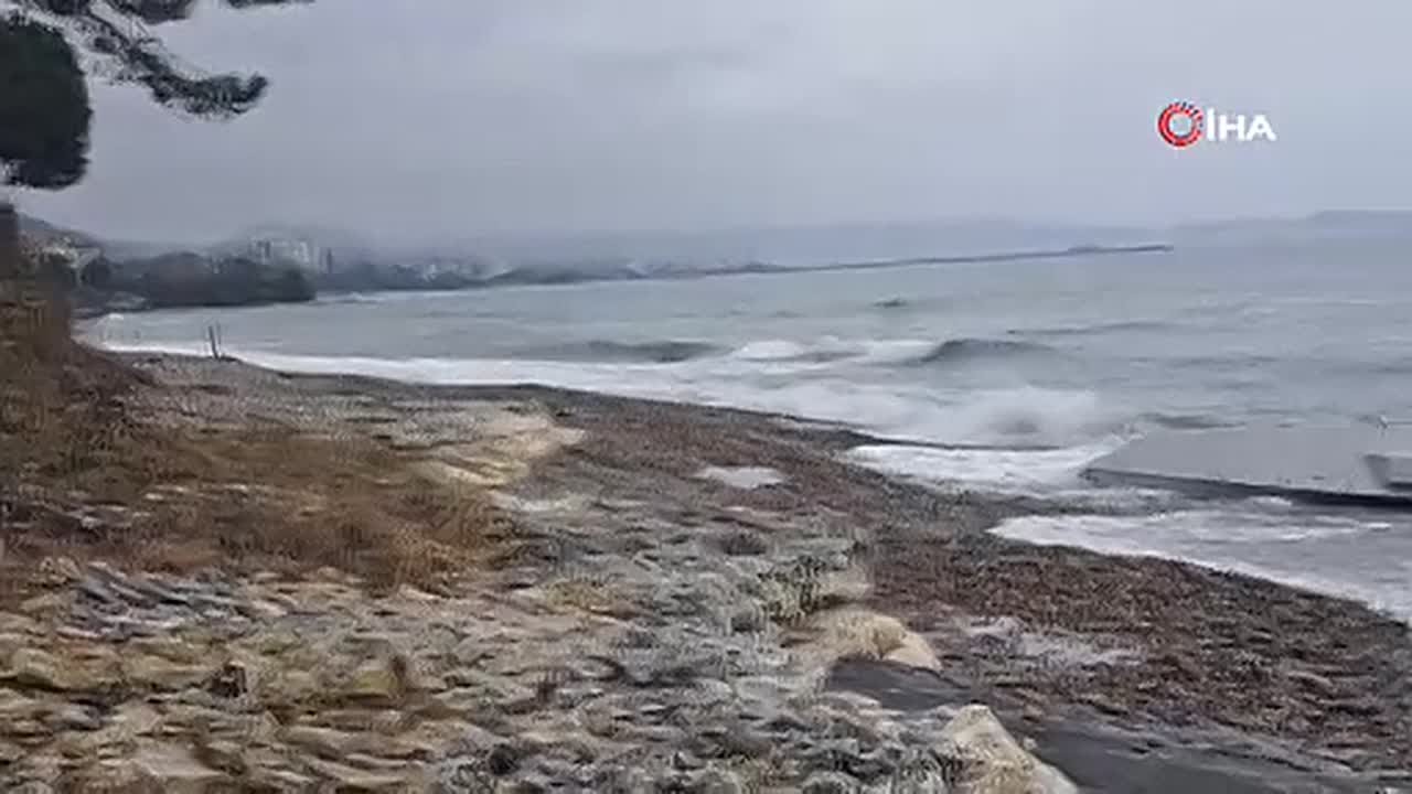 Беспилотный катер прибило к берегу Черного моря в турецкой провинции Орду