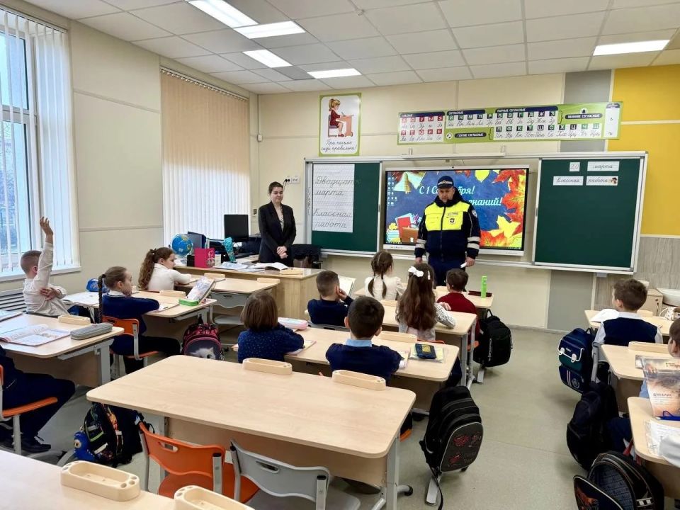 Госавтоинспекторы Севастополя провели уроки безопасности в школах города перед началом весенних каникул