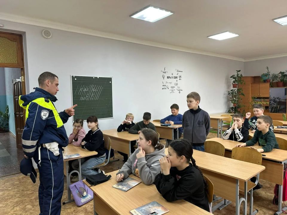 Госавтоинспекторы Севастополя провели уроки безопасности в школах города перед началом весенних каникул Госавтоинспекторы Севастополя провели уроки безопасности в школах города перед началом весенних каникул
