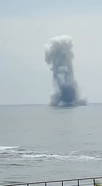 Украинский безэкипажный катер, выброшенный на берег на турецком побережье Черного моря, был безопасно взорван турецкрми саперами контролируемым образом примерно в 4 км от берега