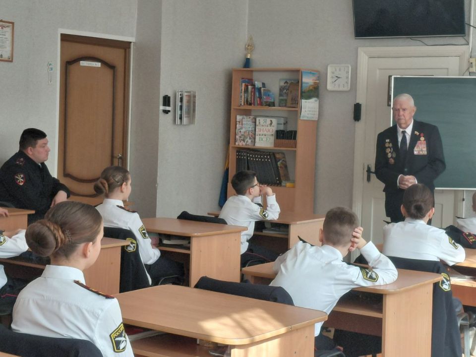 Уроки истории и патриотизма в школе: встреча кадетов с сотрудниками полиции и ветераном