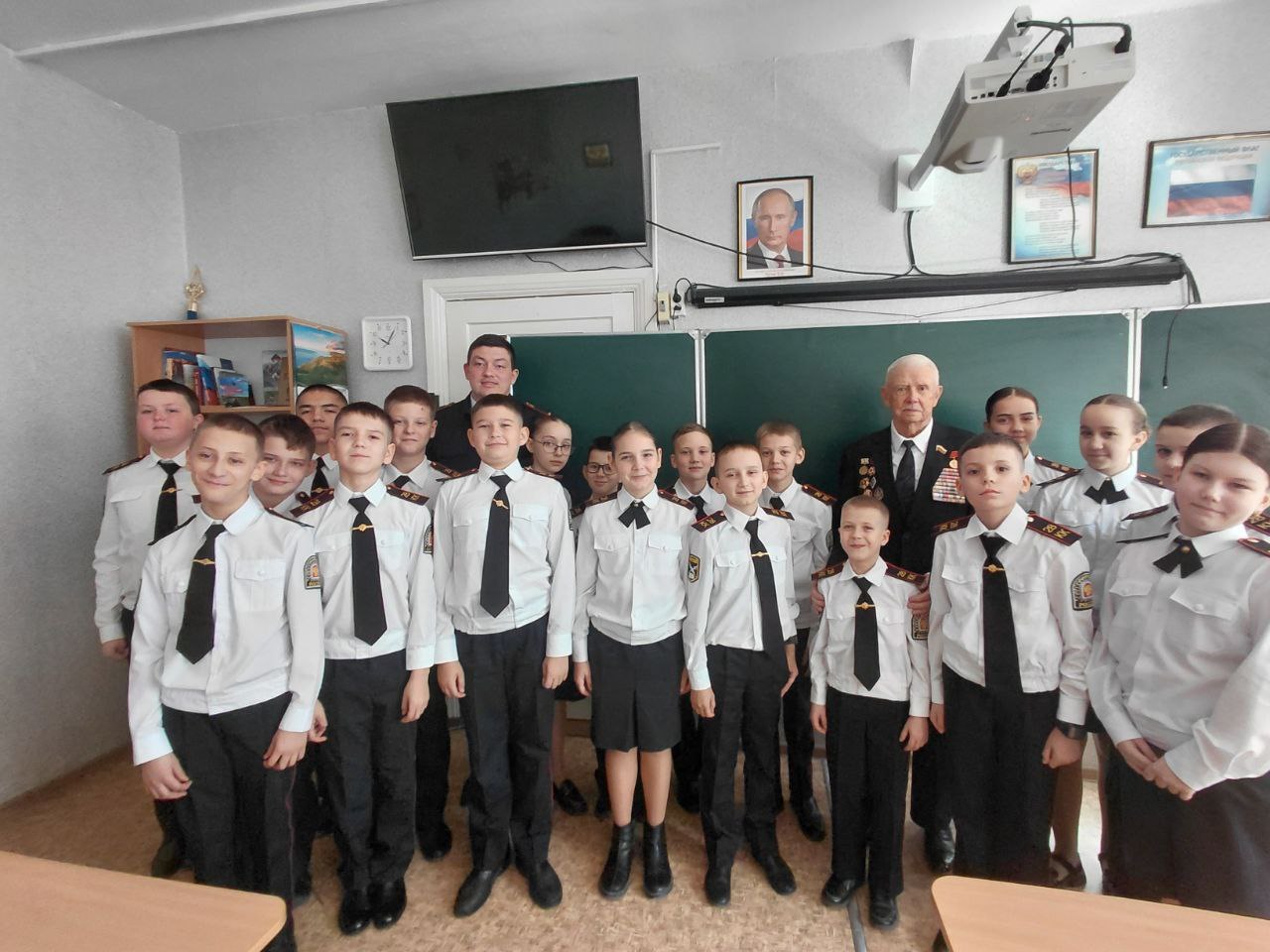 Уроки истории и патриотизма в школе: встреча кадетов с сотрудниками полиции и ветераном Уроки истории и патриотизма в школе: встреча кадетов с сотрудниками полиции и ветераном