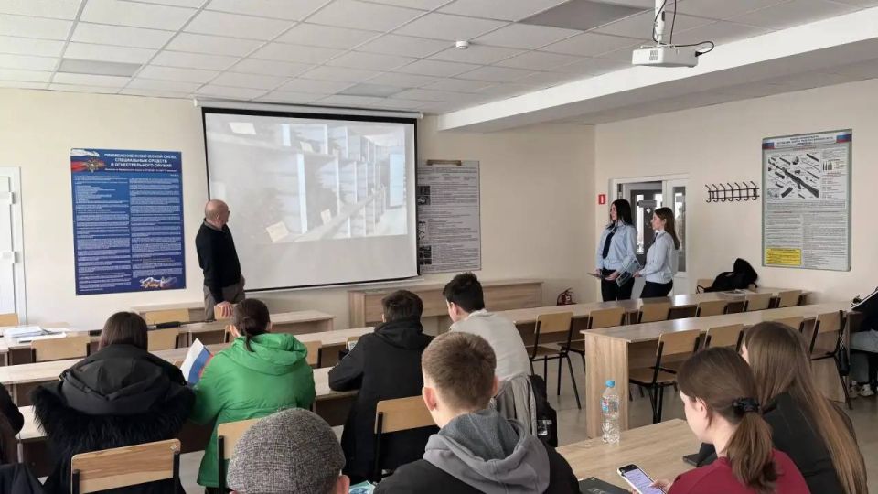 Крымские полицейские и общественники встретились со студентами, чтобы рассказать о службе и предостеречь от мошенников Крымские полицейские и общественники встретились со студентами, чтобы рассказать о службе и предостеречь от мошенников