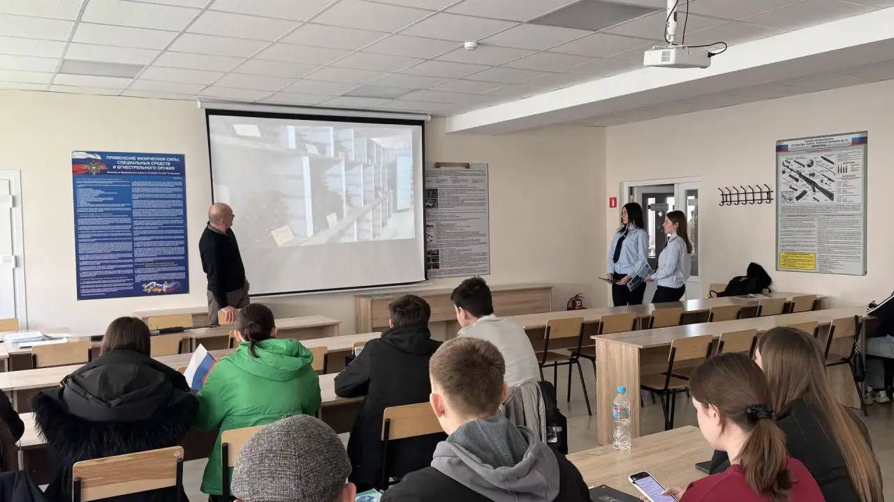 Крымские полицейские и общественники встретились со студентами, чтобы рассказать о службе и предостеречь от мошенников Крымские полицейские и общественники встретились со студентами, чтобы рассказать о службе и предостеречь от мошенников