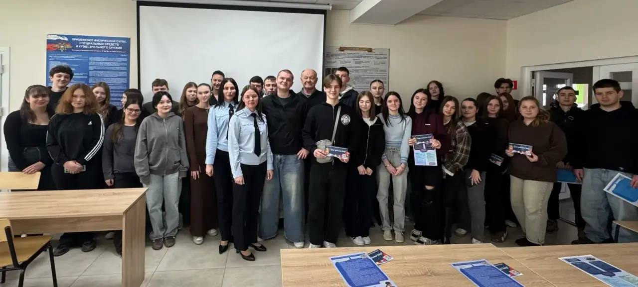 Крымские полицейские и общественники встретились со студентами, чтобы рассказать о службе и предостеречь от мошенников Крымские полицейские и общественники встретились со студентами, чтобы рассказать о службе и предостеречь от мошенников