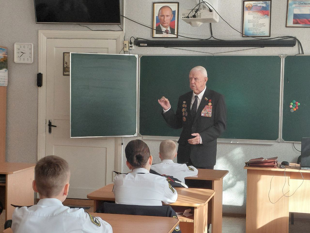 Уроки истории и патриотизма в школе: встреча кадетов с сотрудниками полиции и ветераном Уроки истории и патриотизма в школе: встреча кадетов с сотрудниками полиции и ветераном