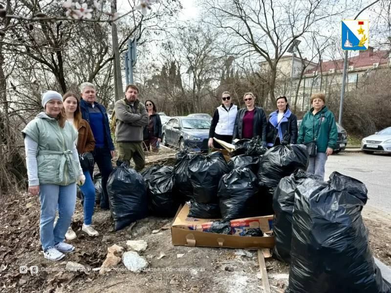 Более 1100 севастопольцев убрали 277 кубометров мусора на городском субботнике Более 1100 севастопольцев убрали 277 кубометров мусора на городском субботнике