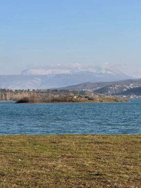 Весенняя прогулка у Симферопольского водохранилища с видом на заснеженный Чатыр-Даг