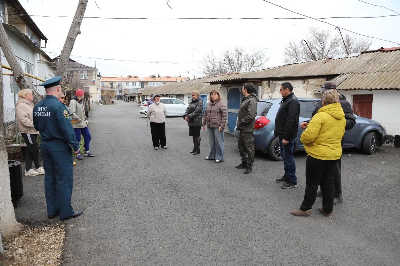 Заместитель главы администрации Андрей Падалко совместно с руководителем аппарата Валентиной Мироновой и главой сельского поселения Анной Присяжнюк провели рабочую встречу с жителями села Табачное Заместитель главы администрации Андрей Падалко совместно с руководителем аппарата Валентиной Мироновой и главой сельского поселения Анной Присяжнюк провели рабочую встречу с жителями села Табачное