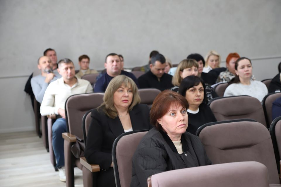 Анжелика Ястребова: О работе по легализации труда и выплате заработной платы не ниже МРОТ доложила начальник управления экономики и сельского хозяйства Екатерина Гридасова Анжелика Ястребова: О работе по легализации труда и выплате заработной платы не ниже МРОТ доложила начальник управления экономики и сельского хозяйства Екатерина Гридасова