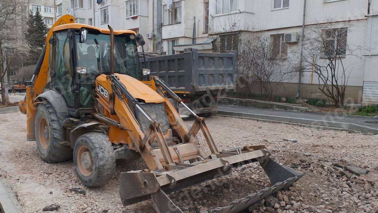 К ремонту внутриквартальных проездов приступили у домов 13б и 13в на улице Адмирала Юмашева К ремонту внутриквартальных проездов приступили у домов 13б и 13в на улице Адмирала Юмашева