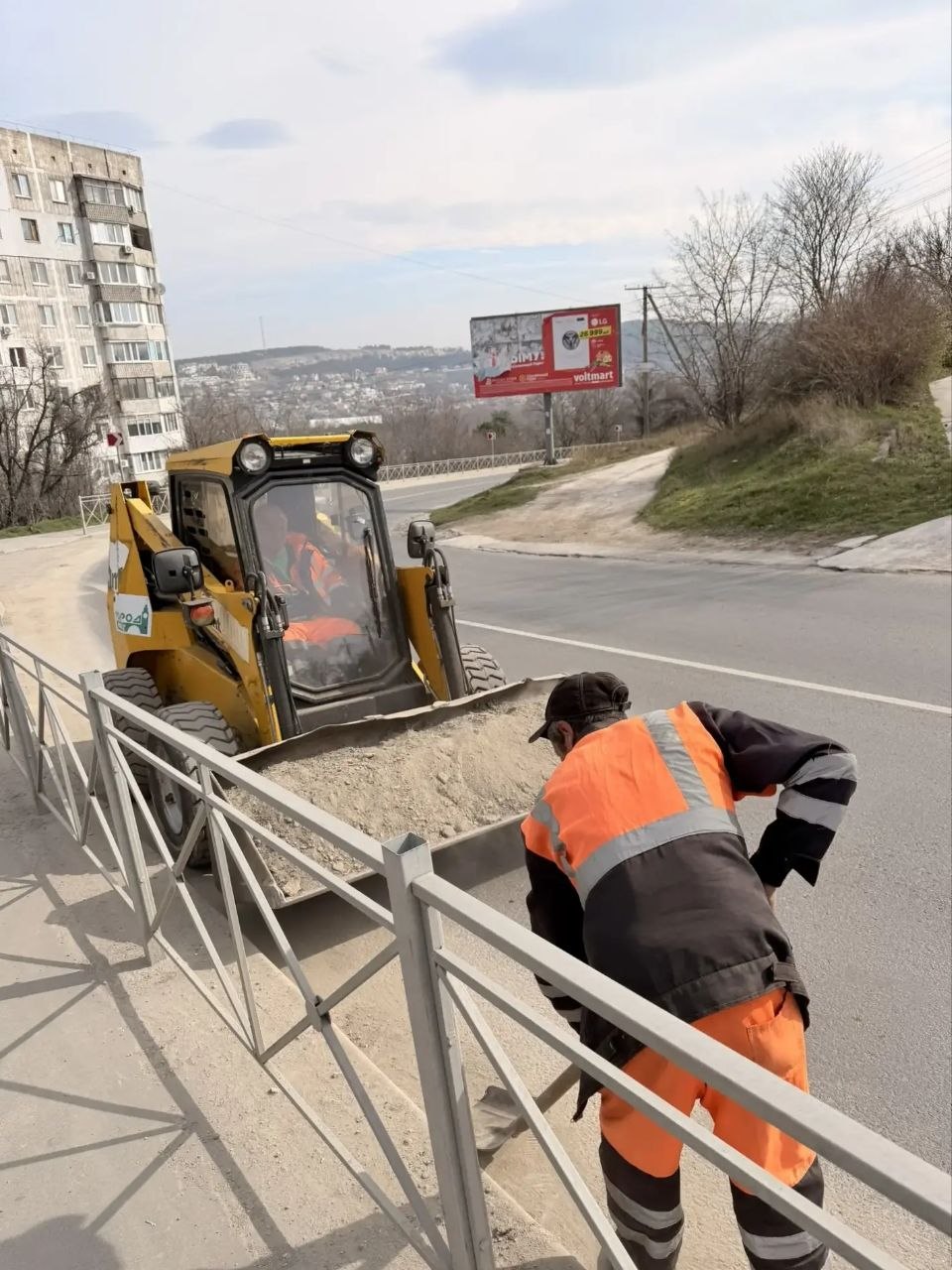 Городские службы продолжают уборку на улицах Симферополя Городские службы продолжают уборку на улицах Симферополя