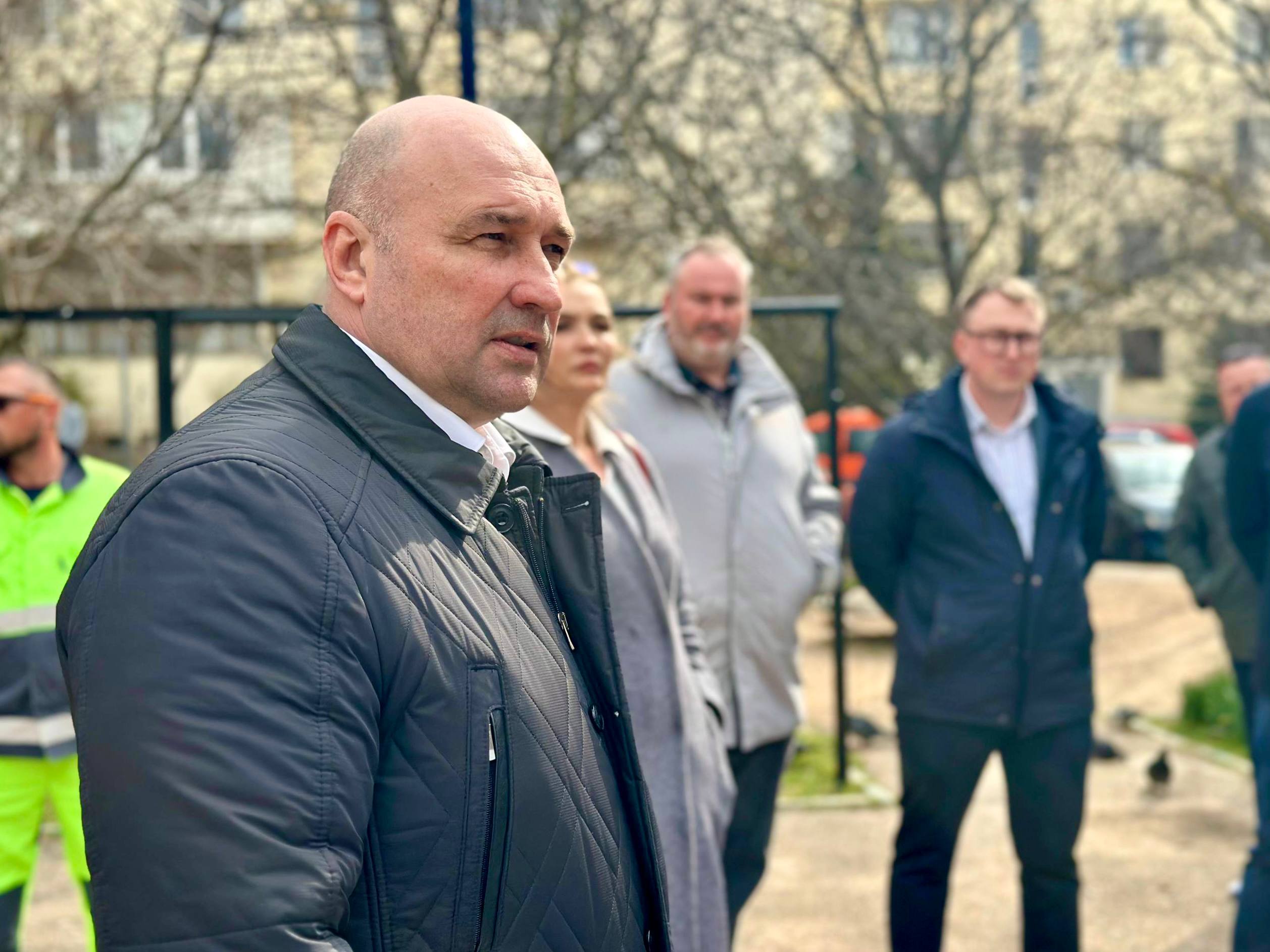 Владимир Немцев: Встретился с жителями домов №13 и №15 по улице Александра Маринеско, чтобы обсудить предстоящий ремонт внутриквартальных дорог и придомовых территорий и другие насущные вопросы Владимир Немцев: Встретился с жителями домов №13 и №15 по улице Александра Маринеско, чтобы обсудить предстоящий ремонт внутриквартальных дорог и придомовых территорий и другие насущные вопросы