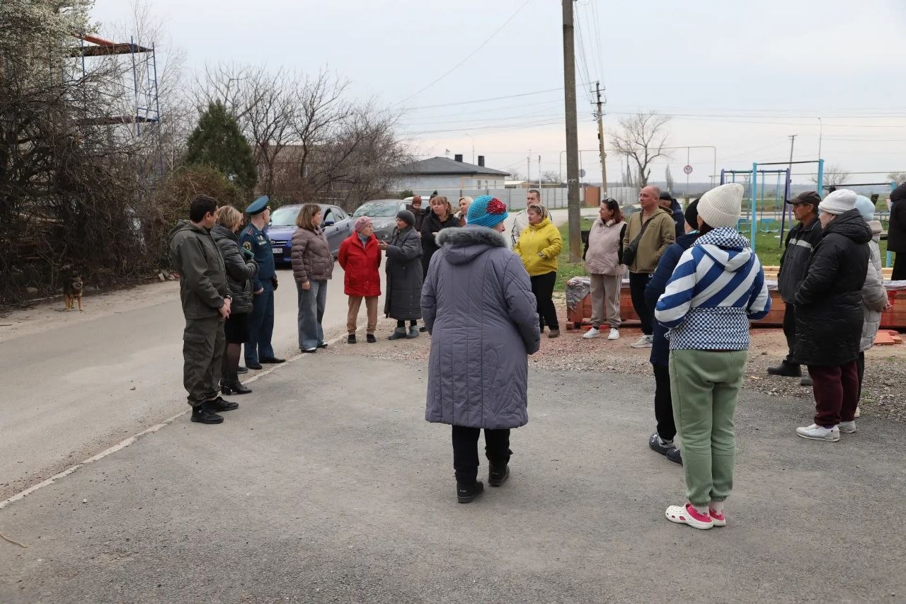 Заместитель главы администрации Андрей Падалко совместно с руководителем аппарата Валентиной Мироновой и главой сельского поселения Анной Присяжнюк провели рабочую встречу с жителями села Табачное Заместитель главы администрации Андрей Падалко совместно с руководителем аппарата Валентиной Мироновой и главой сельского поселения Анной Присяжнюк провели рабочую встречу с жителями села Табачное