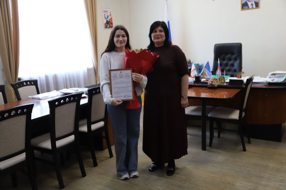 Анжелика Ястребова: Вручила жительнице, состоящей на льготной очереди из числа лиц детей-сирот и оставшихся без попечения родителей, сертификат на получение средств для покупки жилья (ипотеки) Анжелика Ястребова: Вручила жительнице, состоящей на льготной очереди из числа лиц детей-сирот и оставшихся без попечения родителей, сертификат на получение средств для покупки жилья (ипотеки)
