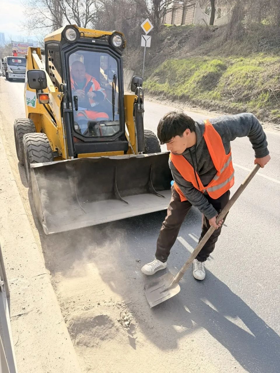 Городские службы продолжают уборку на улицах Симферополя