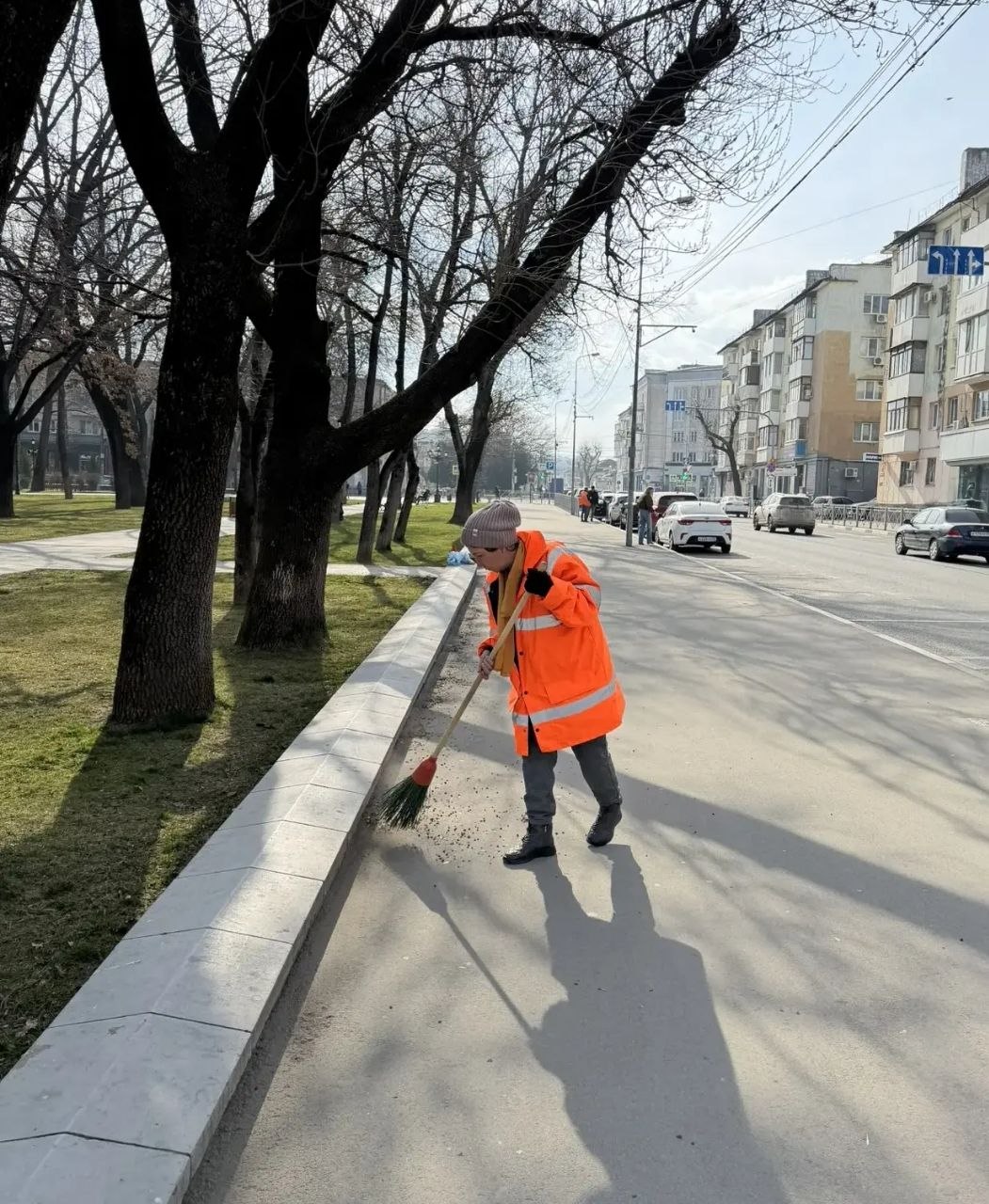 Городские службы продолжают уборку на улицах Симферополя Городские службы продолжают уборку на улицах Симферополя