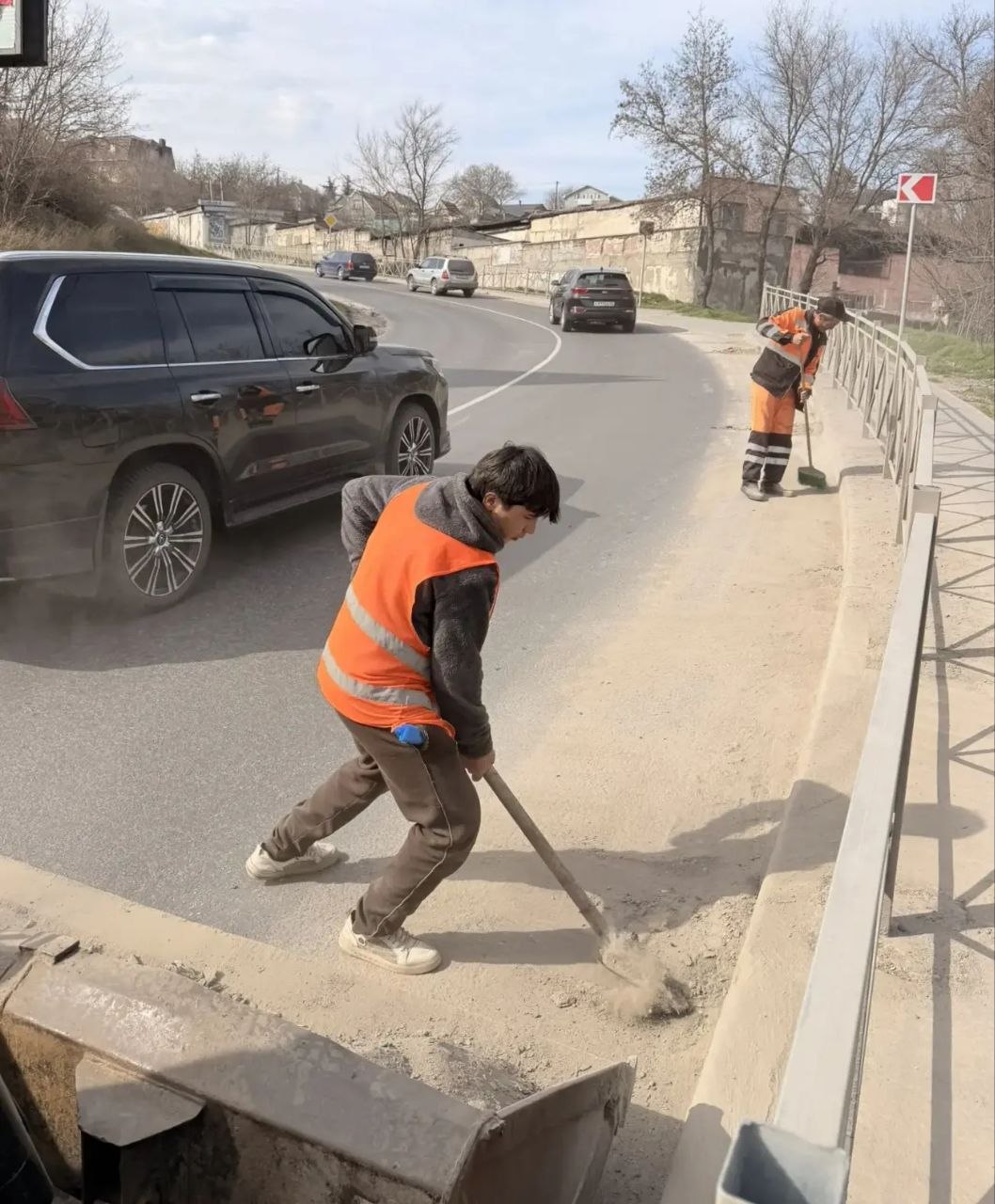 Городские службы продолжают уборку на улицах Симферополя Городские службы продолжают уборку на улицах Симферополя