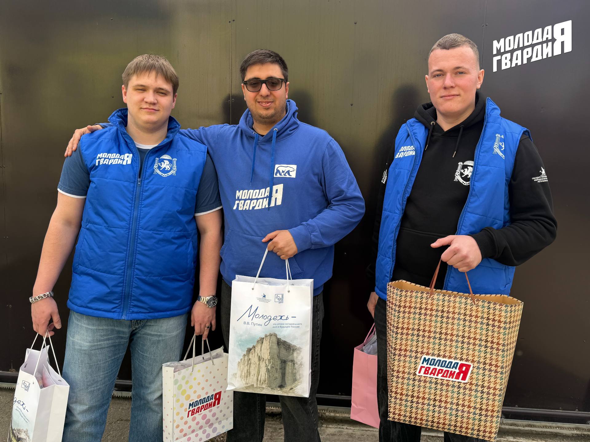 Активисты Симферопольского местного отделения «Молодой Гвардии» посетили Республиканский реабилитационный центр для несовершеннолетних Активисты Симферопольского местного отделения «Молодой Гвардии» посетили Республиканский реабилитационный центр для несовершеннолетних