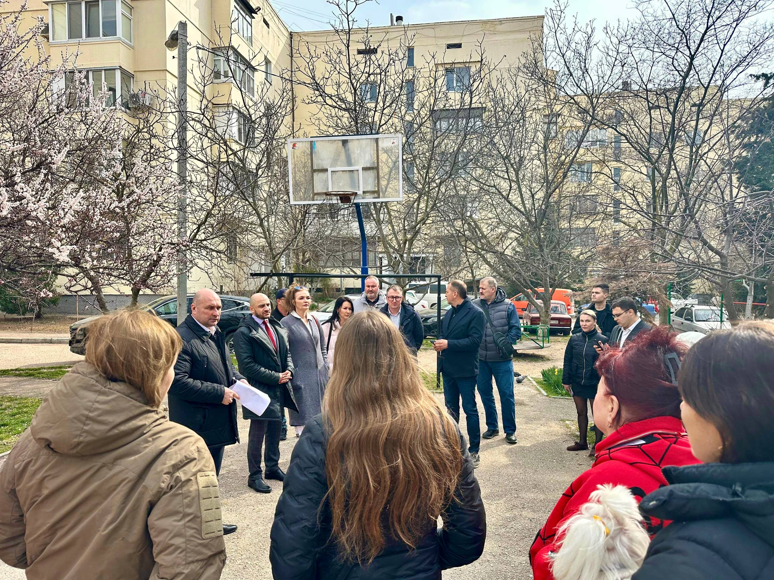 Владимир Немцев: Встретился с жителями домов №13 и №15 по улице Александра Маринеско, чтобы обсудить предстоящий ремонт внутриквартальных дорог и придомовых территорий и другие насущные вопросы