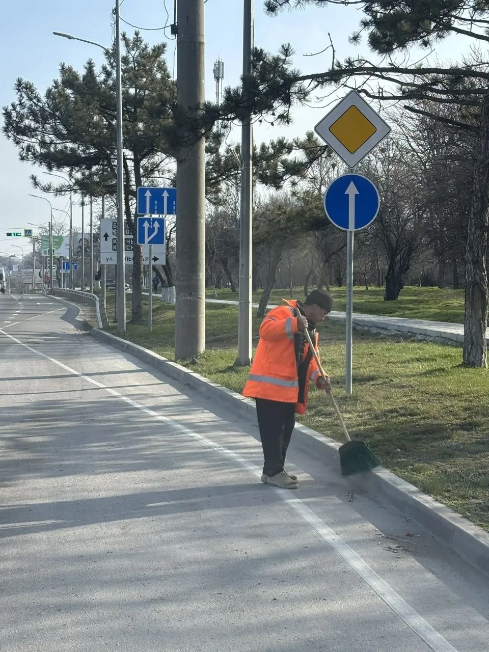 Городские службы продолжают уборку на улицах Симферополя Городские службы продолжают уборку на улицах Симферополя