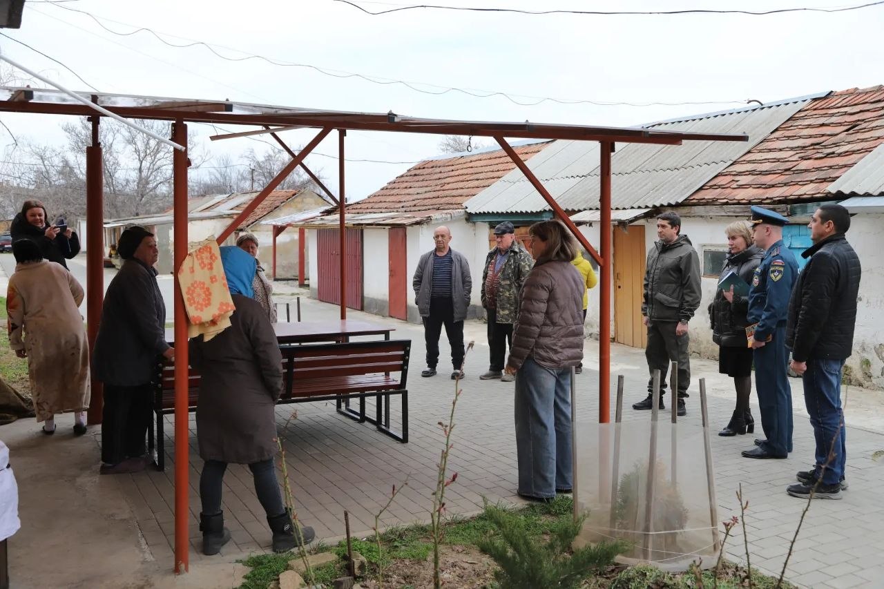 Заместитель главы администрации Андрей Падалко совместно с руководителем аппарата Валентиной Мироновой и главой сельского поселения Анной Присяжнюк провели рабочую встречу с жителями села Табачное