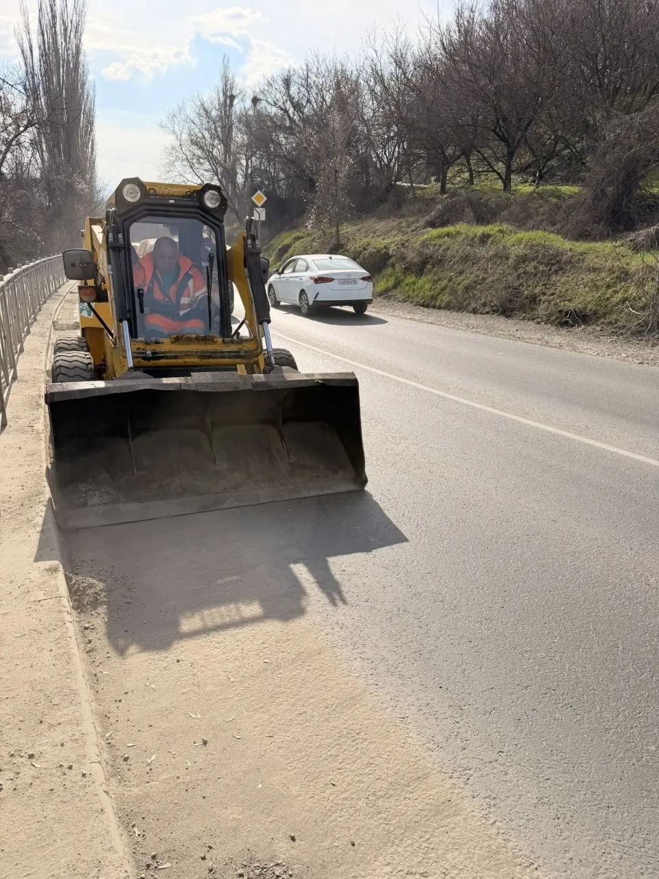 Городские службы продолжают уборку на улицах Симферополя Городские службы продолжают уборку на улицах Симферополя