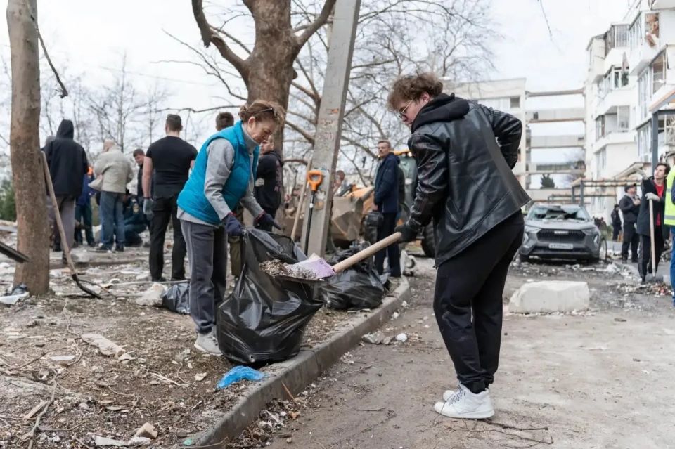 Сильные и сплоченные: волонтеры помогают убирать последствия в домах на улице Павла Корчагина Сильные и сплоченные: волонтеры помогают убирать последствия в домах на улице Павла Корчагина