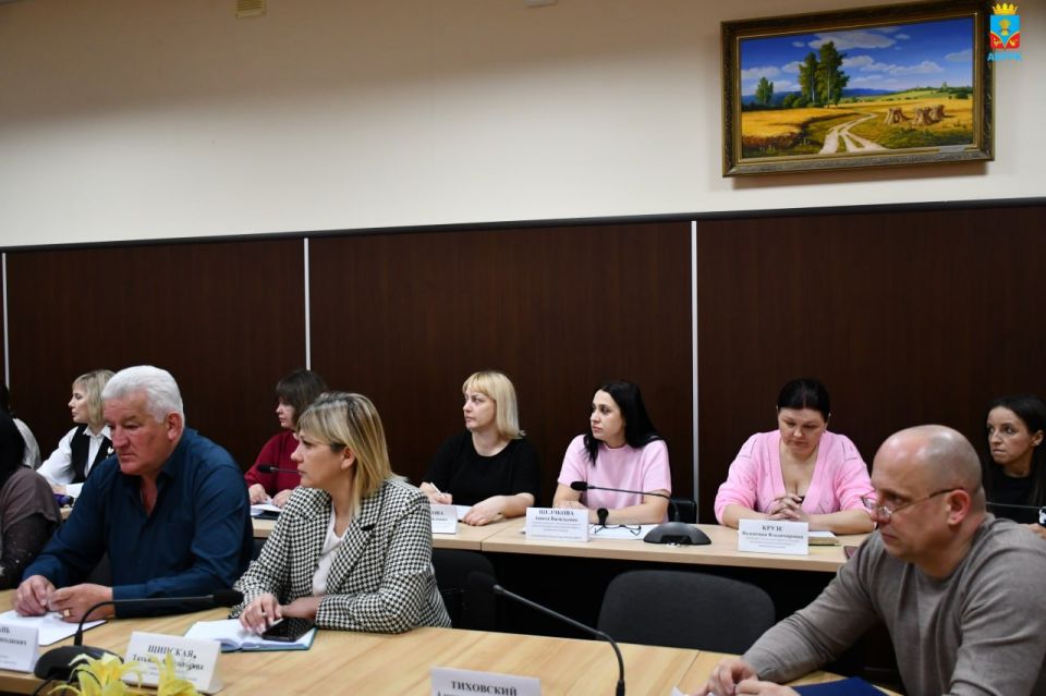 Сегодня Глава Администрации Красногвардейского района Василий Грабован провел совещание по проблемным и актуальным вопросам района с руководителями предприятий, учреждений и организаций района, начальниками структурных... Сегодня Глава Администрации Красногвардейского района Василий Грабован провел совещание по проблемным и актуальным вопросам района с руководителями предприятий, учреждений и организаций района, начальниками структурных...