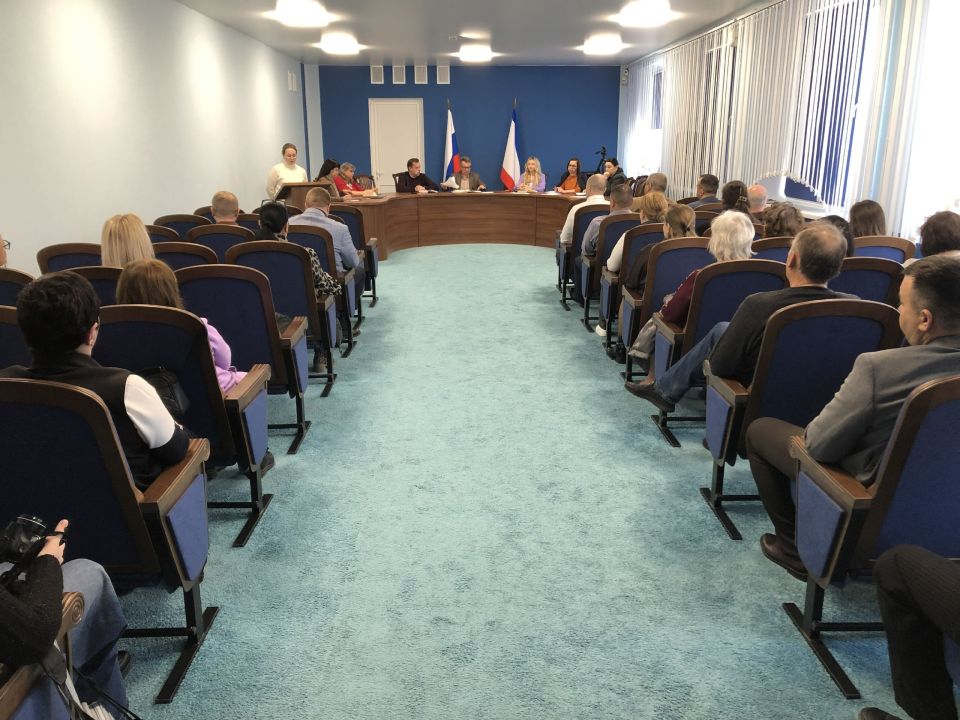 Глава администрации города Красноперекопска Олег Бурлака провёл расширенное аппаратное совещание с руководителями структурных подразделений администрации, представителями ресурсоснабжающих предприятий города, а также... Глава администрации города Красноперекопска Олег Бурлака провёл расширенное аппаратное совещание с руководителями структурных подразделений администрации, представителями ресурсоснабжающих предприятий города, а также...