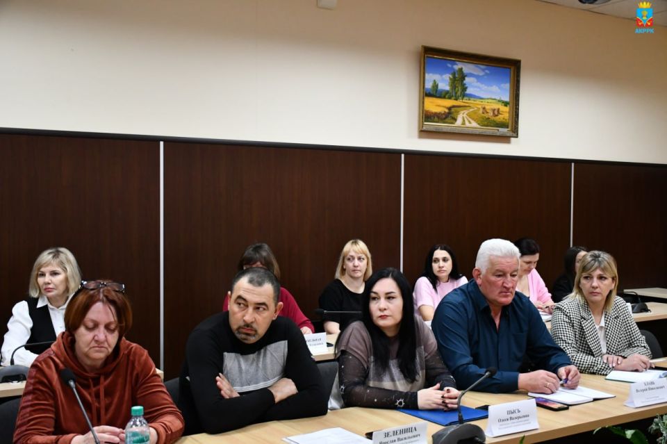 Сегодня Глава Администрации Красногвардейского района Василий Грабован провел совещание по проблемным и актуальным вопросам района с руководителями предприятий, учреждений и организаций района, начальниками структурных... Сегодня Глава Администрации Красногвардейского района Василий Грабован провел совещание по проблемным и актуальным вопросам района с руководителями предприятий, учреждений и организаций района, начальниками структурных...