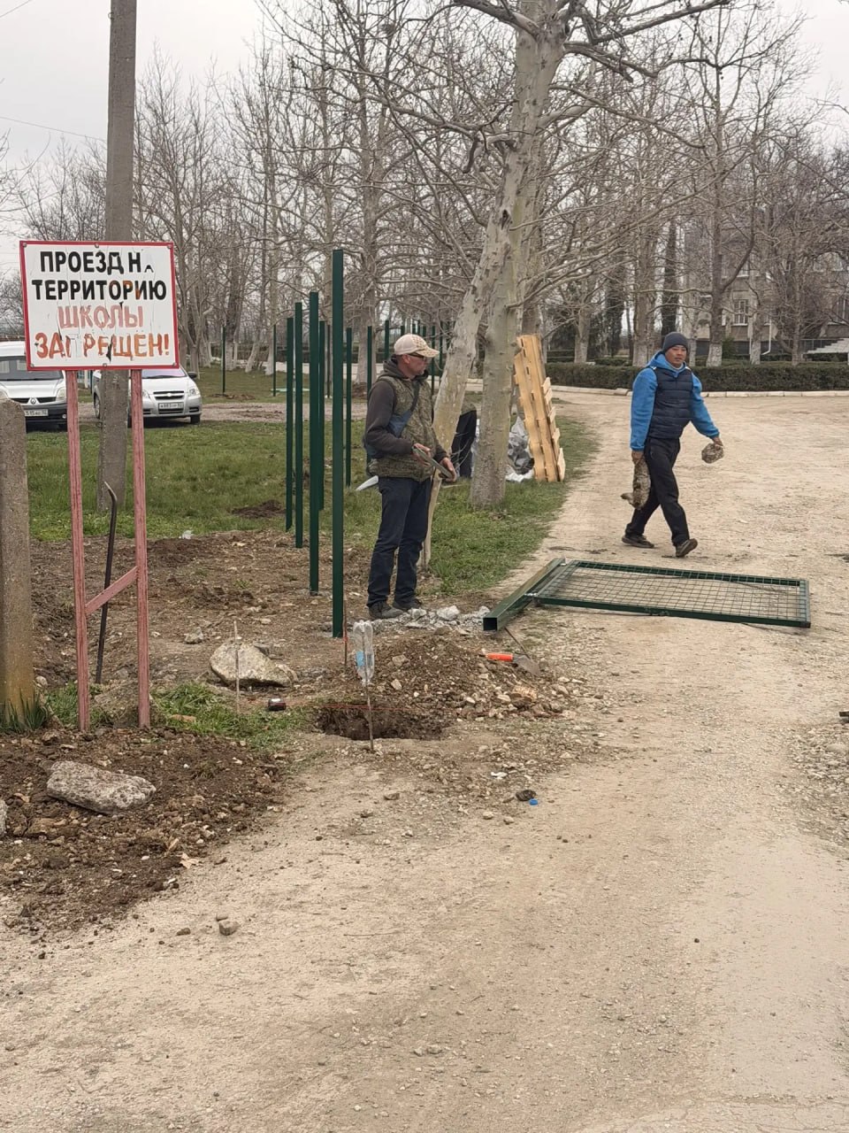 В Табачновской средней общеобразовательной школе им. Сотника в настоящее время ведутся работы по обустройству ограждения, которые финансируются за счёт средств местного бюджета В Табачновской средней общеобразовательной школе им. Сотника в настоящее время ведутся работы по обустройству ограждения, которые финансируются за счёт средств местного бюджета