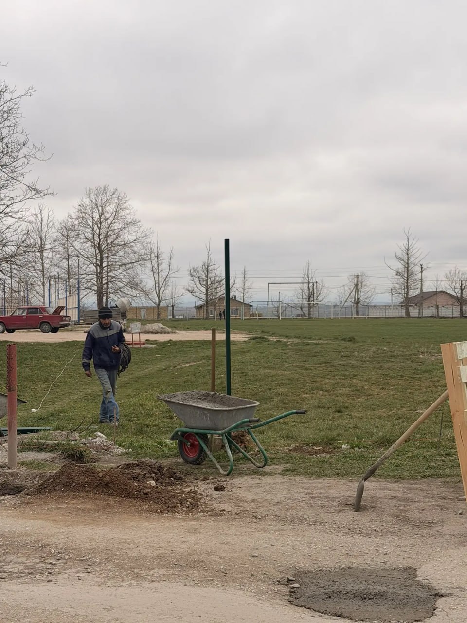 В Табачновской средней общеобразовательной школе им. Сотника в настоящее время ведутся работы по обустройству ограждения, которые финансируются за счёт средств местного бюджета В Табачновской средней общеобразовательной школе им. Сотника в настоящее время ведутся работы по обустройству ограждения, которые финансируются за счёт средств местного бюджета