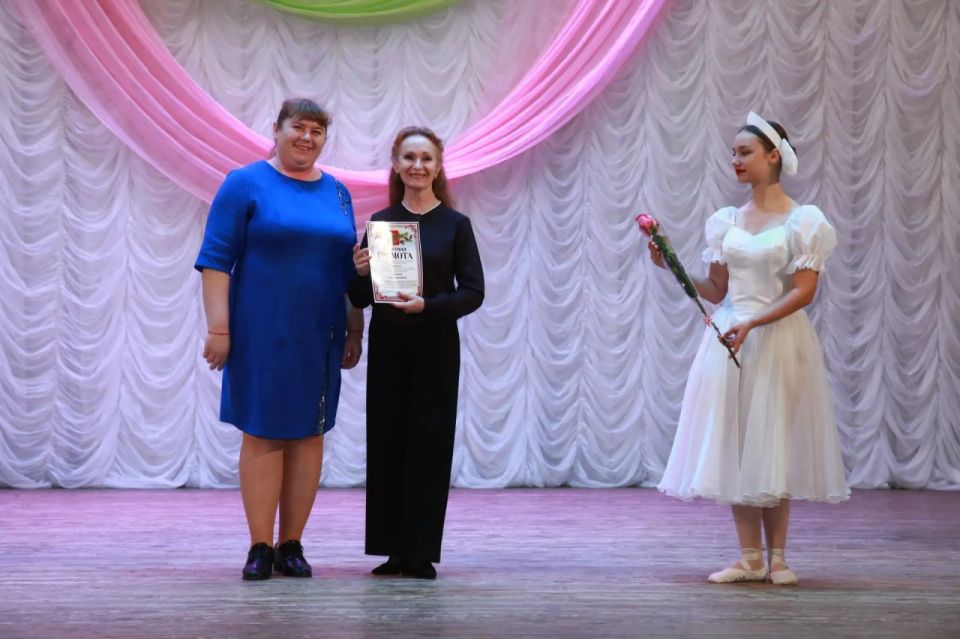 25 марта в Раздольненском районном Доме культуры состоялось торжественное мероприятие и праздничный концерт «Во славу культуры», приуроченные ко Дню работника культуры России 25 марта в Раздольненском районном Доме культуры состоялось торжественное мероприятие и праздничный концерт «Во славу культуры», приуроченные ко Дню работника культуры России