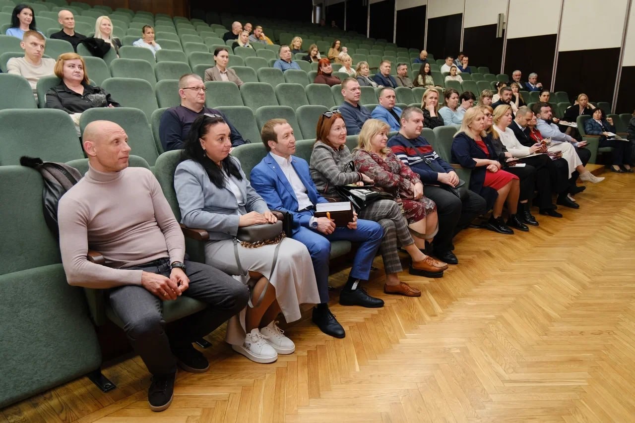 Янина Павленко: Аппаратное совещание. На этот раз провели его без традиционных отчётов, но с упором на задачи, которые накануне были поставлены главам администраций крымских городов и районов руководством Республики Янина Павленко: Аппаратное совещание. На этот раз провели его без традиционных отчётов, но с упором на задачи, которые накануне были поставлены главам администраций крымских городов и районов руководством Республики