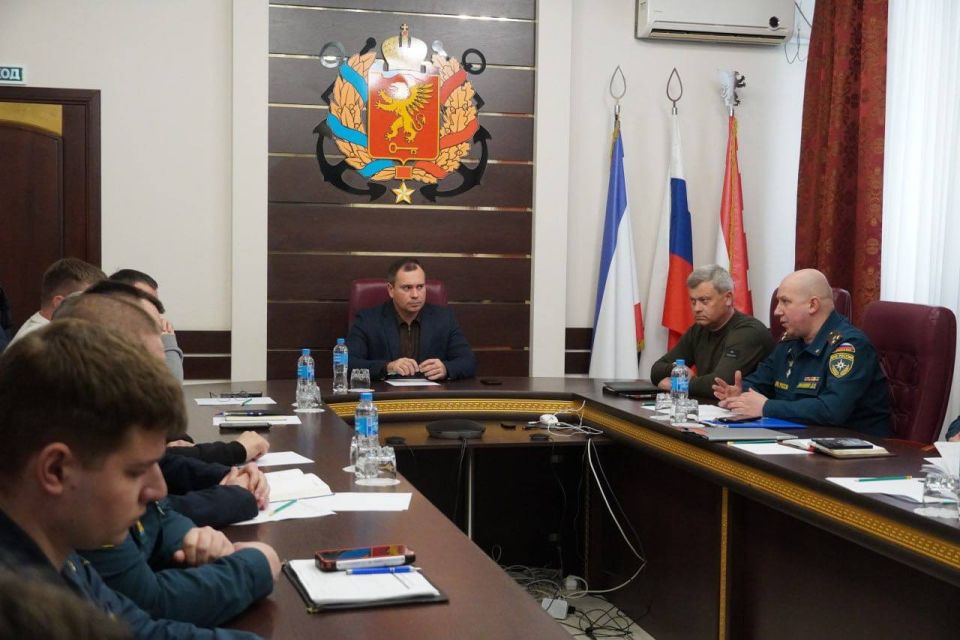 В Керчи начала работу межведомственная комиссия по оценке готовности к пожароопасному и паводкоопасному периодам под руководством заместителя начальника Главного управления МЧС России по Республике Крым Дмитрия Коваленко В Керчи начала работу межведомственная комиссия по оценке готовности к пожароопасному и паводкоопасному периодам под руководством заместителя начальника Главного управления МЧС России по Республике Крым Дмитрия Коваленко