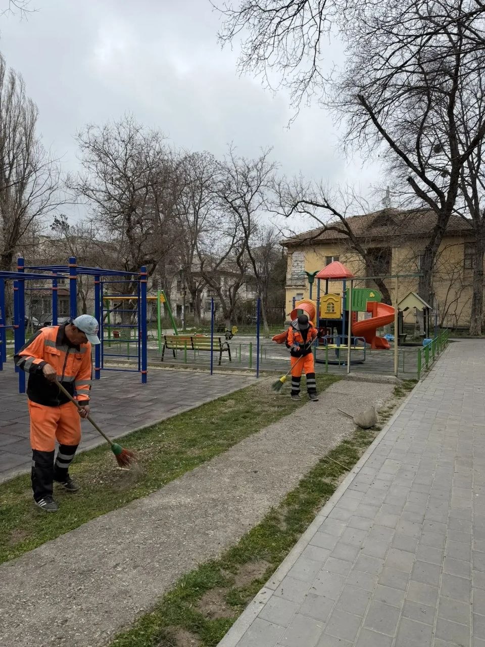 Ежедневно, в будние и выходные дни, сотрудники МБУ «Город» и подрядных организаций обеспечивают чистоту в Симферополе Ежедневно, в будние и выходные дни, сотрудники МБУ «Город» и подрядных организаций обеспечивают чистоту в Симферополе