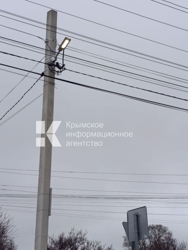 Просто электрик проспал или желание сделать улицы светлее даже днём? В селе Родниково Симферопольского района решили не выключать фонари днём Просто электрик проспал или желание сделать улицы светлее даже днём? В селе Родниково Симферопольского района решили не выключать фонари днём