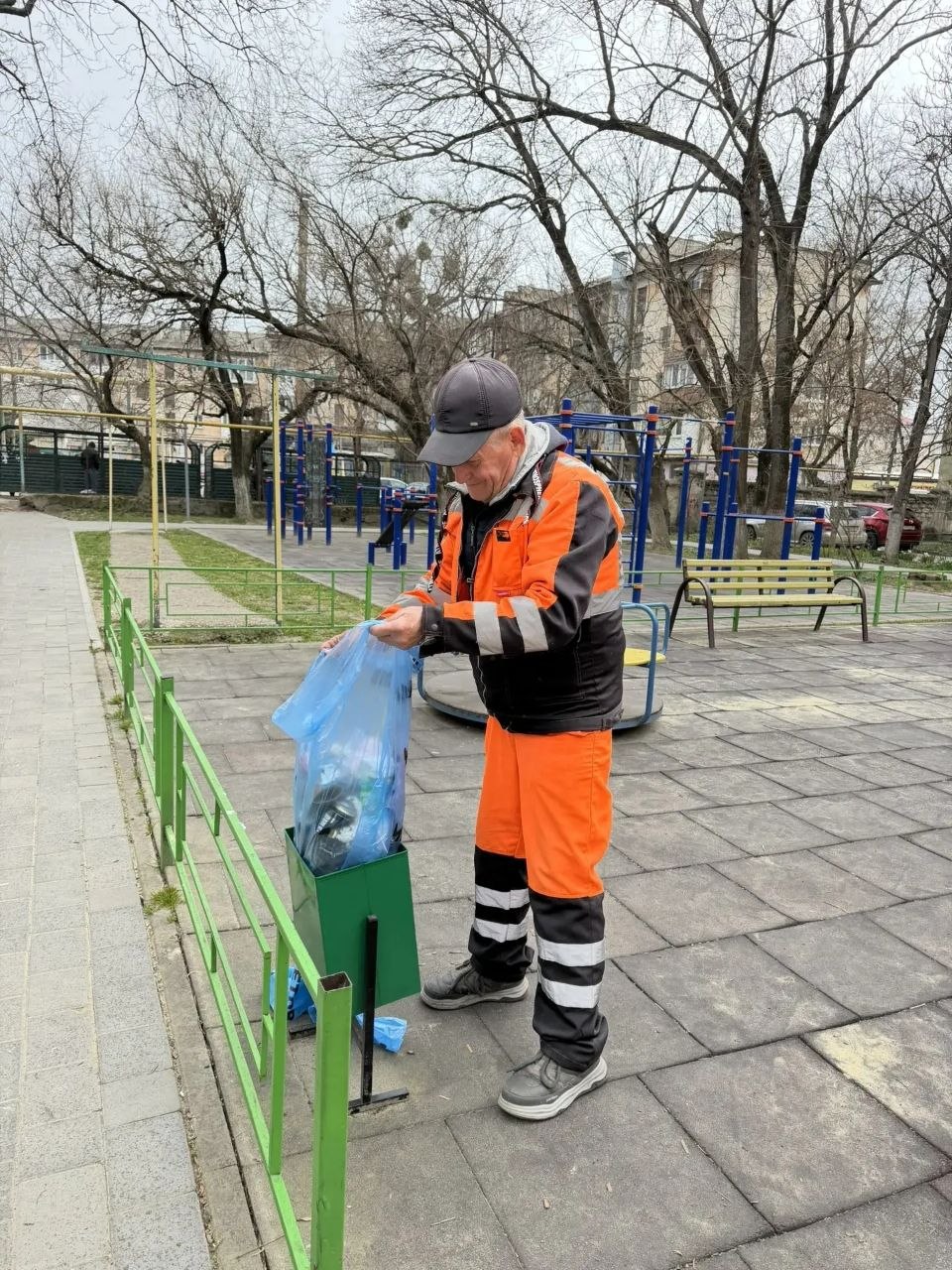 Ежедневно, в будние и выходные дни, сотрудники МБУ «Город» и подрядных организаций обеспечивают чистоту в Симферополе Ежедневно, в будние и выходные дни, сотрудники МБУ «Город» и подрядных организаций обеспечивают чистоту в Симферополе